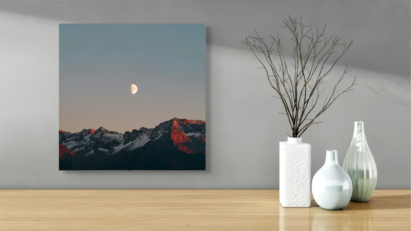 Tablou Canvas, "Luna peste munții înzăpeziți la apus", Lună, Munți, Cer, Amurg, Contrast, Umbre, Lumină, Vârfuri, Răcoare, Natură, 50 x 50 cm – poza 3