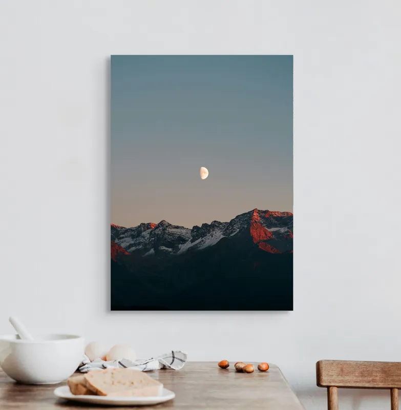 Tablou Canvas, "Luna peste munții înzăpeziți la apus", Lună, Munți, Cer, Amurg, Contrast, Umbre, Lumină, Vârfuri, Răcoare, Natură, 50 x 70 cm – poza 3