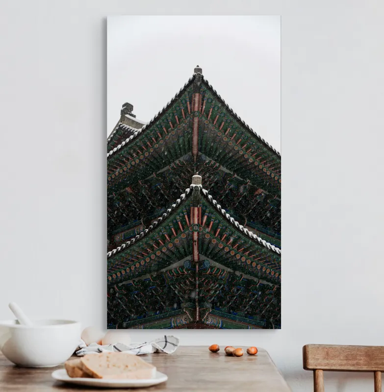 Tablou Canvas, "Arhitectură Ancestrală Sub Fulgi Albi", 50 x 90 cm – poza 3