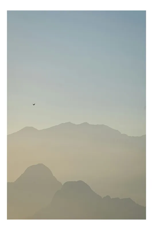 Tablou Canvas pe tema Zbor solitar peste munți adormiți, siluete și lumină natur, 100 x 150 cm