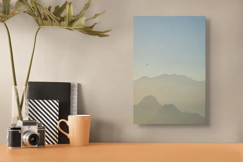 Tablou Canvas pe tema Zbor solitar peste munți adormiți, siluete și lumină natur, 26 x 39 cm – poza 3