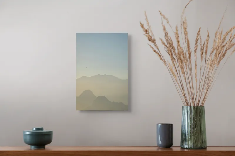 Tablou Canvas pe tema Zbor solitar peste munți adormiți, siluete și lumină natur, 26 x 39 cm – poza 5