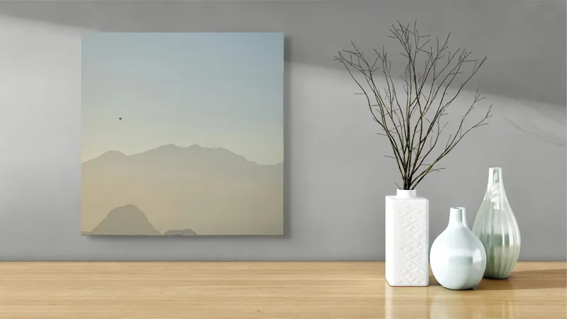 Tablou Canvas pe tema Zbor solitar peste munți adormiți, siluete și lumină natur, 50 x 50 cm – poza 3