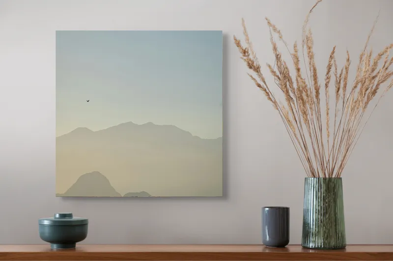 Tablou Canvas pe tema Zbor solitar peste munți adormiți, siluete și lumină natur, 50 x 50 cm – poza 4