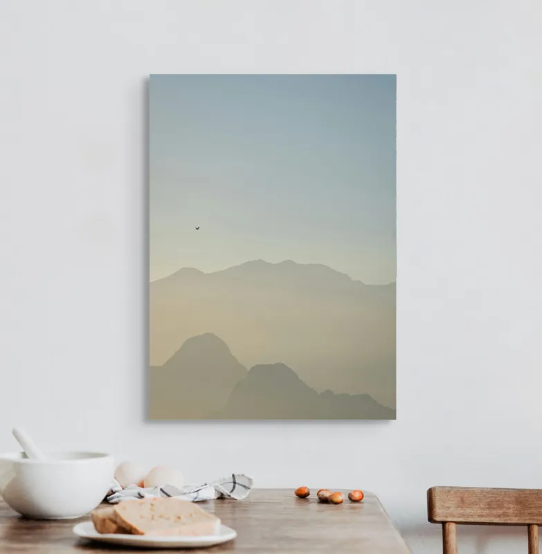 Tablou Canvas pe tema Zbor solitar peste munți adormiți, siluete și lumină natur, 50 x 70 cm – poza 3