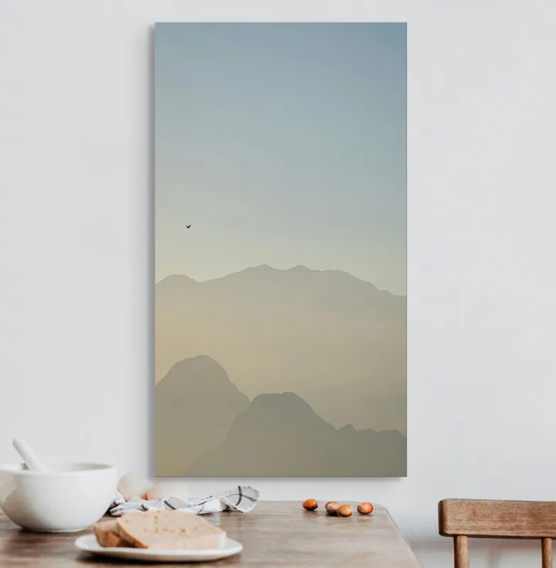 Tablou Canvas pe tema Zbor solitar peste munți adormiți, siluete și lumină natur, 50 x 90 cm – poza 3
