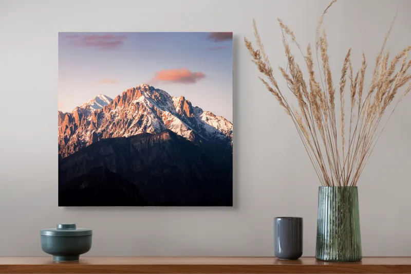 Tablou Canvas, "Muntele în lumina apusului magic", Picoare, Stâncoase, Înalte, Înzăpezite, Ruginii, Apus, Cer, Nor, Strălucire, Măreție, 50 x 50 cm – poza 4