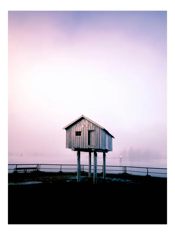 Tablou Canvas, "Căsuța suspendată în ceață misterioasă", Casă, Sus, Piloni, Cer, Ceață, Singurătate, Apus, Liniște, Minimalism, Mister, Natură, Peisaj., 39 x 54 cm