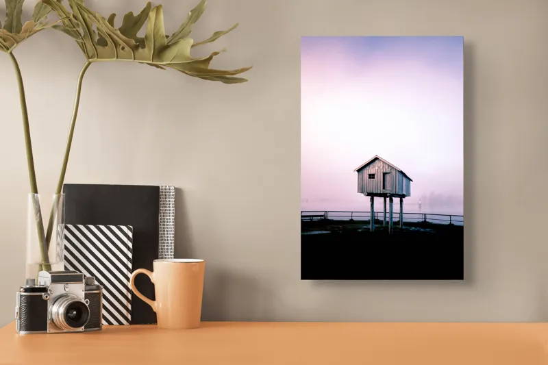Tablou Canvas, "Căsuța suspendată în ceață misterioasă", Casă, Sus, Piloni, Cer, Ceață, Singurătate, Apus, Liniște, Minimalism, Mister, Natură, Peisaj., 26 x 39 cm – poza 3