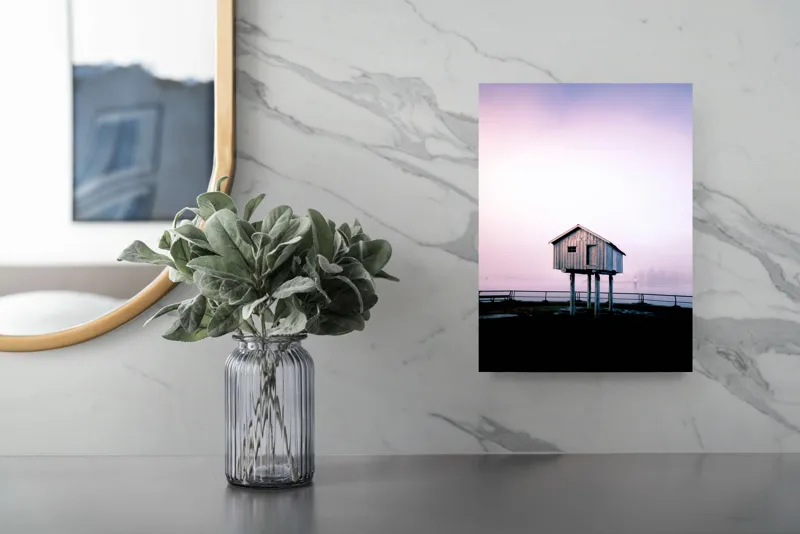 Tablou Canvas, "Căsuța suspendată în ceață misterioasă", Casă, Sus, Piloni, Cer, Ceață, Singurătate, Apus, Liniște, Minimalism, Mister, Natură, Peisaj., 26 x 39 cm – poza 4