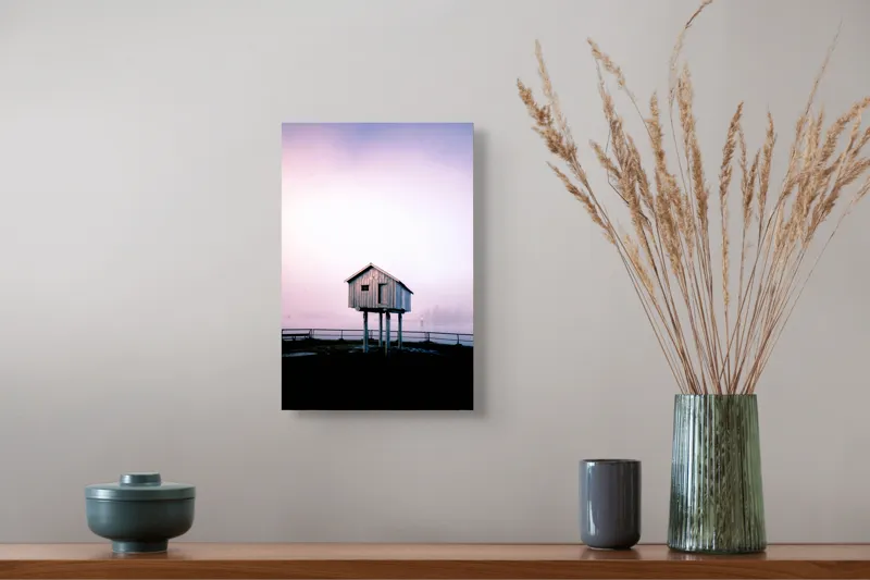Tablou Canvas, "Căsuța suspendată în ceață misterioasă", Casă, Sus, Piloni, Cer, Ceață, Singurătate, Apus, Liniște, Minimalism, Mister, Natură, Peisaj., 26 x 39 cm – poza 5