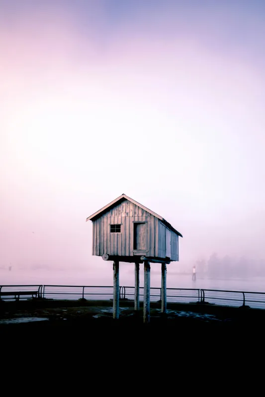 Tablou Canvas, "Căsuța suspendată în ceață misterioasă", Casă, Sus, Piloni, Cer, Ceață, Singurătate, Apus, Liniște, Minimalism, Mister, Natură, Peisaj., 26 x 39 cm – poza 2