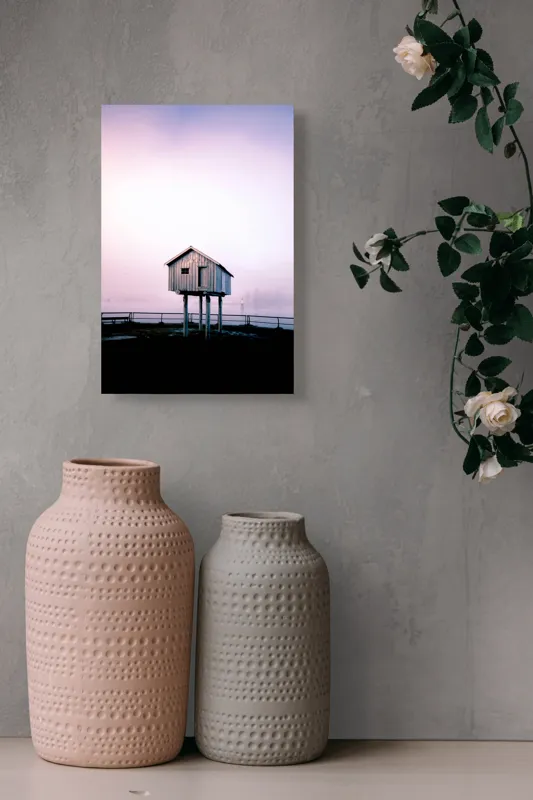 Tablou Canvas, "Căsuța suspendată în ceață misterioasă", Casă, Sus, Piloni, Cer, Ceață, Singurătate, Apus, Liniște, Minimalism, Mister, Natură, Peisaj., 26 x 39 cm – poza 6