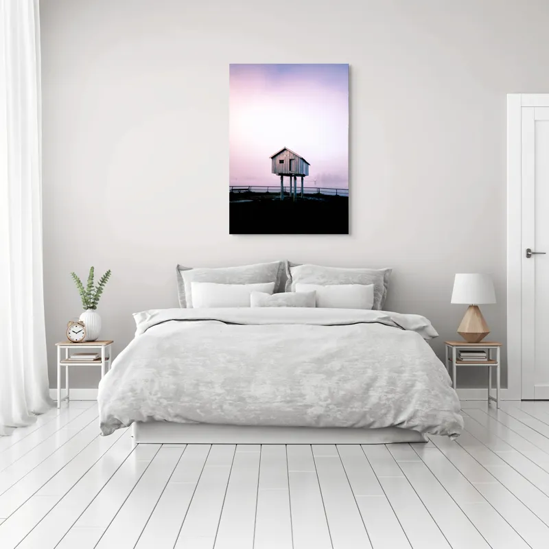 Tablou Canvas, "Căsuța suspendată în ceață misterioasă", Casă, Sus, Piloni, Cer, Ceață, Singurătate, Apus, Liniște, Minimalism, Mister, Natură, Peisaj., 70 x 100 cm – poza 3
