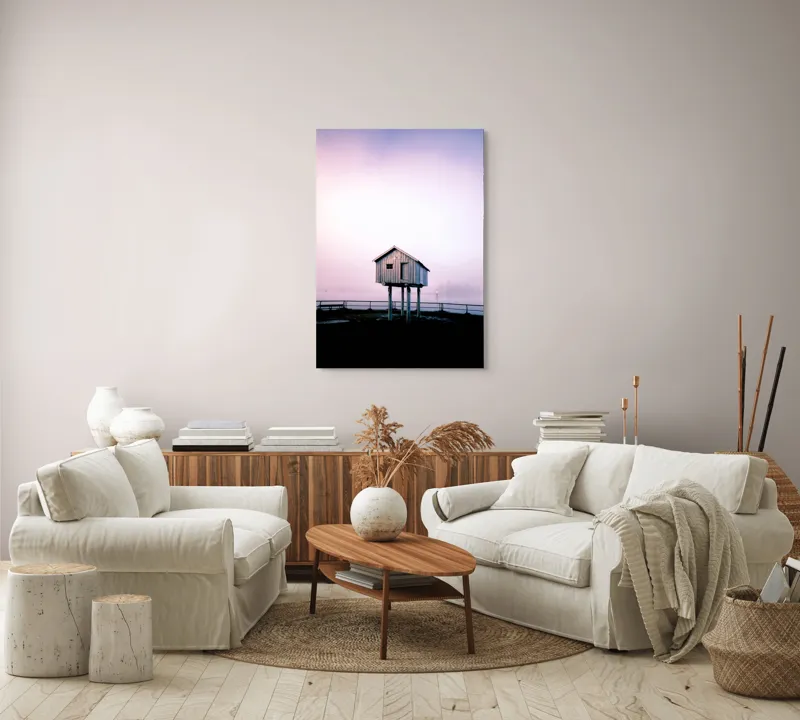 Tablou Canvas, "Căsuța suspendată în ceață misterioasă", Casă, Sus, Piloni, Cer, Ceață, Singurătate, Apus, Liniște, Minimalism, Mister, Natură, Peisaj., 70 x 100 cm – poza 4