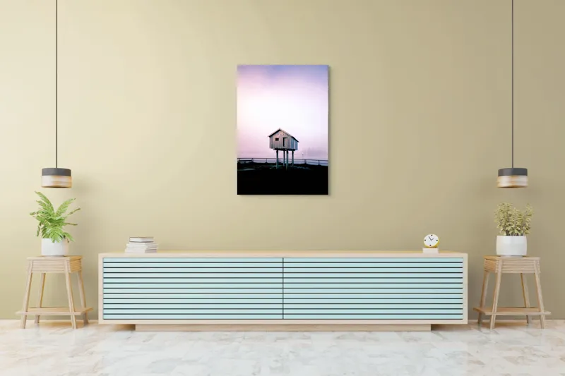 Tablou Canvas, "Căsuța suspendată în ceață misterioasă", Casă, Sus, Piloni, Cer, Ceață, Singurătate, Apus, Liniște, Minimalism, Mister, Natură, Peisaj., 70 x 100 cm – poza 5