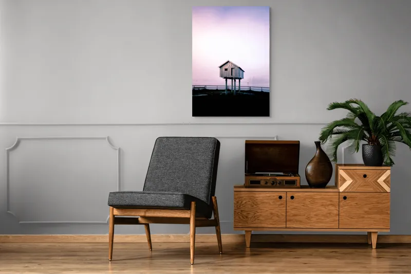 Tablou Canvas, "Căsuța suspendată în ceață misterioasă", Casă, Sus, Piloni, Cer, Ceață, Singurătate, Apus, Liniște, Minimalism, Mister, Natură, Peisaj., 70 x 100 cm – poza 6