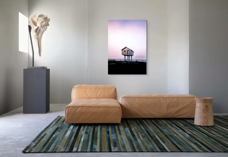 Tablou Canvas, "Căsuța suspendată în ceață misterioasă", Casă, Sus, Piloni, Cer, Ceață, Singurătate, Apus, Liniște, Minimalism, Mister, Natură, Peisaj., 70 x 100 cm – poza 7