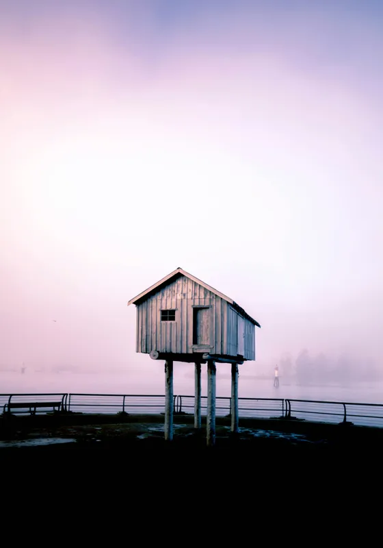 Tablou Canvas, "Căsuța suspendată în ceață misterioasă", Casă, Sus, Piloni, Cer, Ceață, Singurătate, Apus, Liniște, Minimalism, Mister, Natură, Peisaj., 70 x 100 cm – poza 2