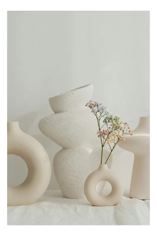 Tablou Canvas, "Vaze albe cu flori delicate", Vaze, Ceramică, Albe, Minimalism, Flori, Delicat, Design, Echilibru, Textură, Aranjament, 70 x 100 cm