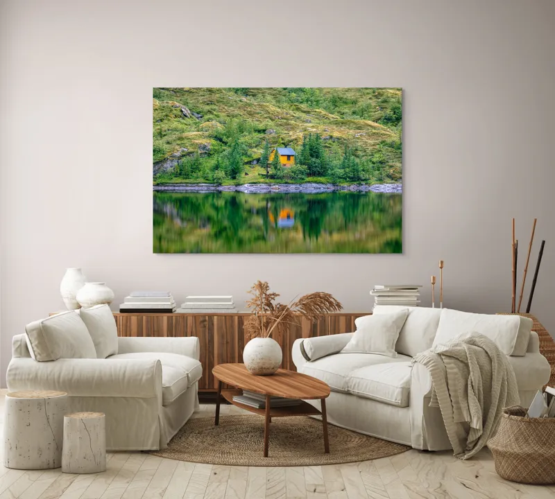 Tablou Canvas, "Coliba singuratică din pădurea verde", Cabana, Mal, Lac, Reflecție, Pădure, Verde, Singurătate, Tranquilitate, Peisaj, Natură, 150 x 100 cm – poza 3