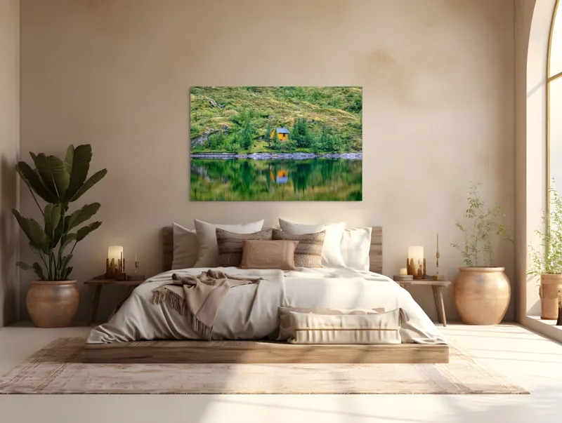 Tablou Canvas, "Coliba singuratică din pădurea verde", Cabana, Mal, Lac, Reflecție, Pădure, Verde, Singurătate, Tranquilitate, Peisaj, Natură, 150 x 100 cm – poza 4