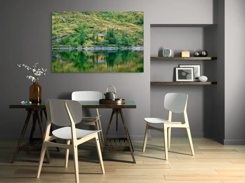 Tablou Canvas, "Coliba singuratică din pădurea verde", Cabana, Mal, Lac, Reflecție, Pădure, Verde, Singurătate, Tranquilitate, Peisaj, Natură, 150 x 100 cm – poza 5