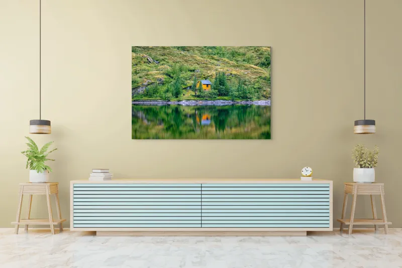 Tablou Canvas, "Coliba singuratică din pădurea verde", Cabana, Mal, Lac, Reflecție, Pădure, Verde, Singurătate, Tranquilitate, Peisaj, Natură, 150 x 100 cm – poza 6