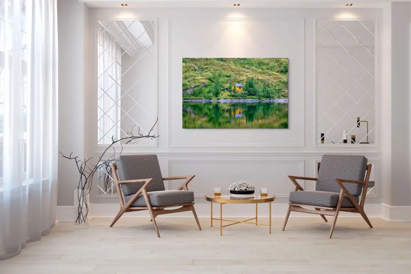 Tablou Canvas, "Coliba singuratică din pădurea verde", Cabana, Mal, Lac, Reflecție, Pădure, Verde, Singurătate, Tranquilitate, Peisaj, Natură, 150 x 100 cm – poza 7