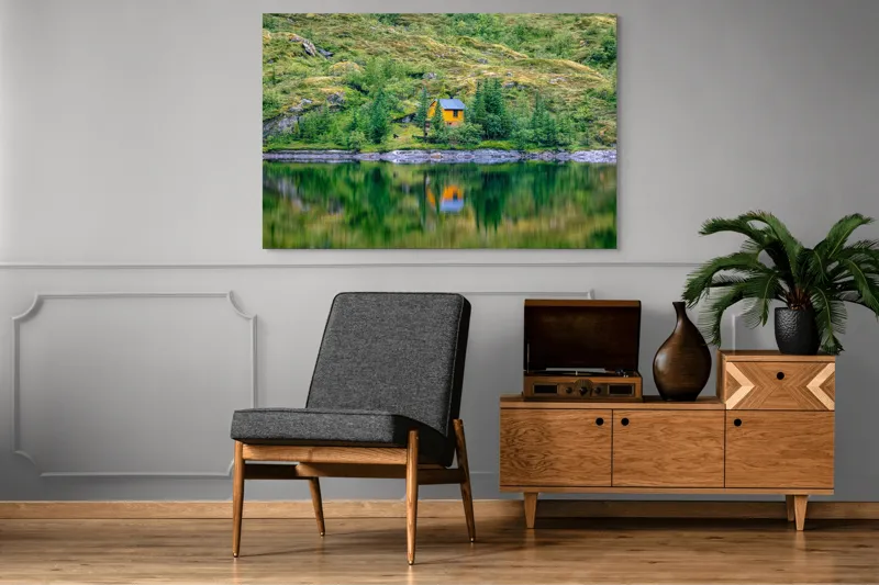 Tablou Canvas, "Coliba singuratică din pădurea verde", Cabana, Mal, Lac, Reflecție, Pădure, Verde, Singurătate, Tranquilitate, Peisaj, Natură, 150 x 100 cm – poza 8