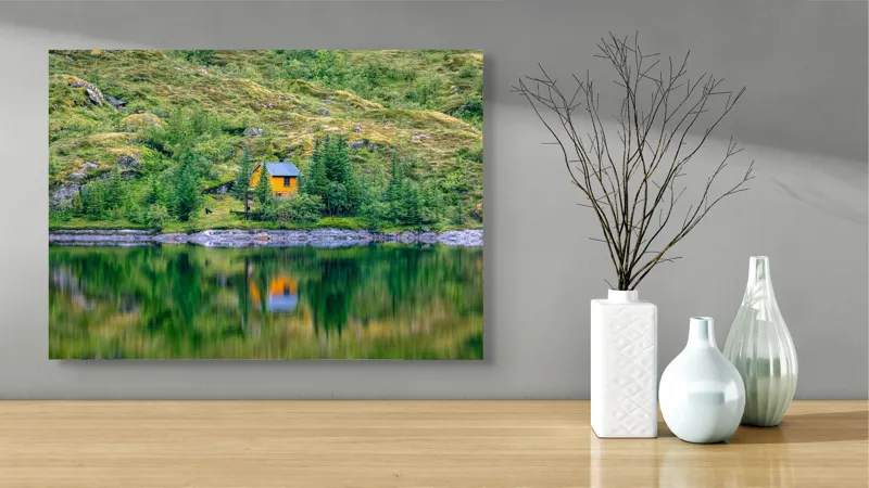 Tablou Canvas, "Coliba singuratică din pădurea verde", Cabana, Mal, Lac, Reflecție, Pădure, Verde, Singurătate, Tranquilitate, Peisaj, Natură, 70 x 50 cm – poza 3