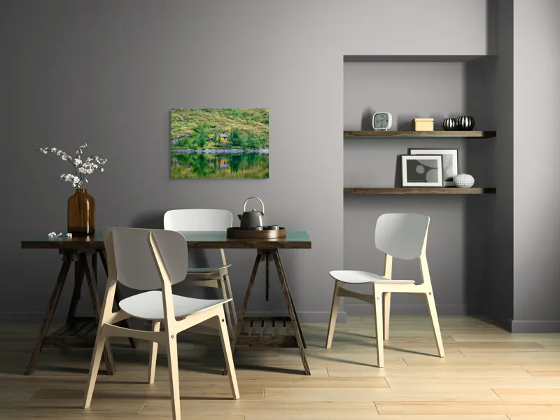 Tablou Canvas, "Coliba singuratică din pădurea verde", Cabana, Mal, Lac, Reflecție, Pădure, Verde, Singurătate, Tranquilitate, Peisaj, Natură, 70 x 50 cm – poza 5