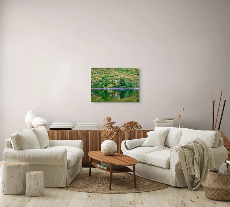 Tablou Canvas, "Coliba singuratică din pădurea verde", Cabana, Mal, Lac, Reflecție, Pădure, Verde, Singurătate, Tranquilitate, Peisaj, Natură, 70 x 50 cm – poza 6