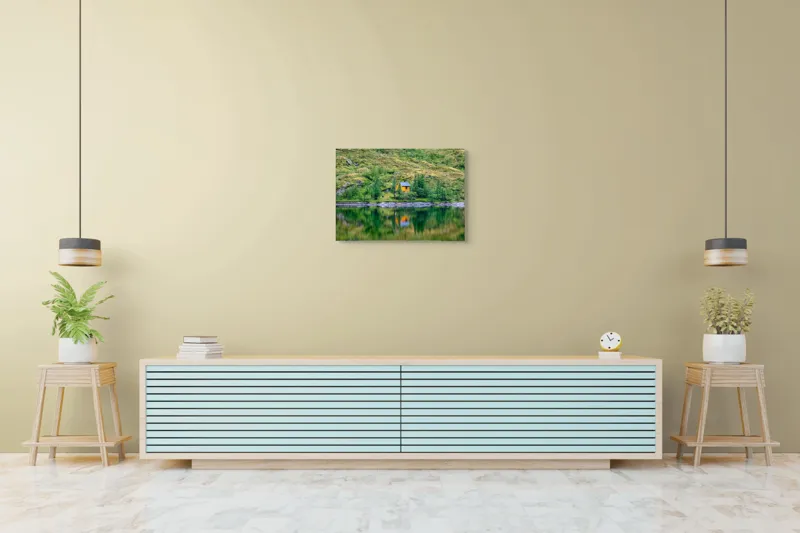 Tablou Canvas, "Coliba singuratică din pădurea verde", Cabana, Mal, Lac, Reflecție, Pădure, Verde, Singurătate, Tranquilitate, Peisaj, Natură, 70 x 50 cm – poza 7