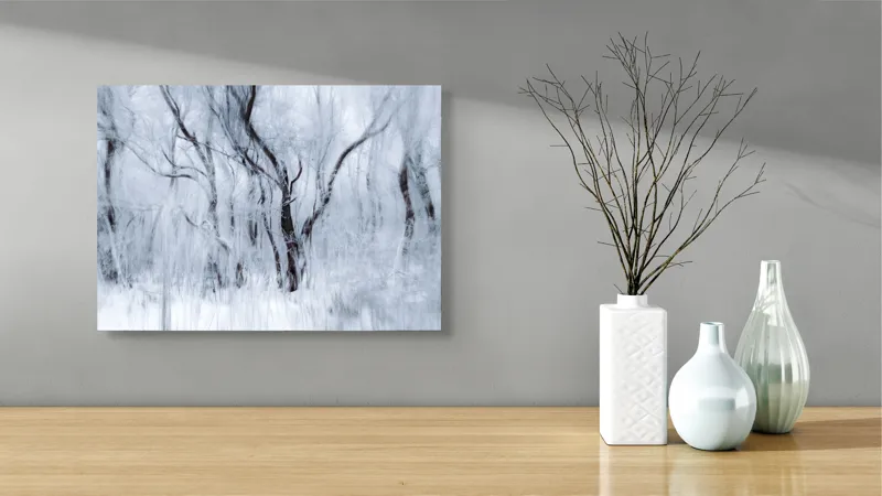 Tablou Canvas, "Vis de iarnă în pădurea înghețată", Alb, Înghețat, Copaci, Vânt, Etereal, Rece, Tăcere, 54 x 39 cm – poza 3