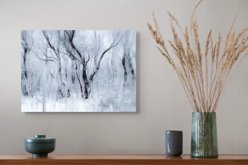 Tablou Canvas, "Vis de iarnă în pădurea înghețată", Alb, Înghețat, Copaci, Vânt, Etereal, Rece, Tăcere, 54 x 39 cm – poza 4