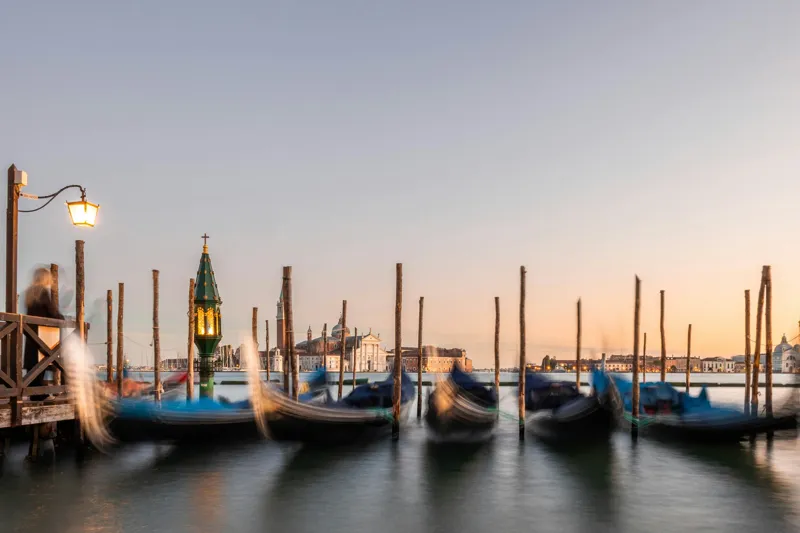 Tablou Canvas Gondolele viselor la apus liniștit, 150 x 100 cm – poza 2
