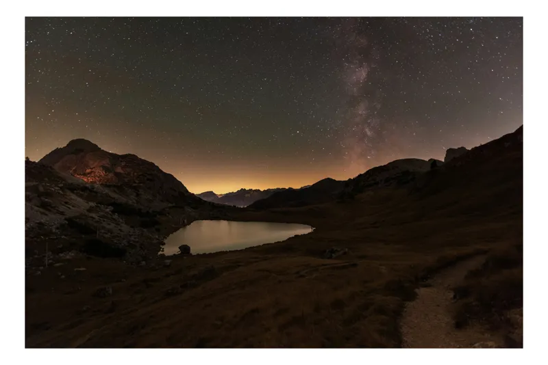 Peisaj Nocturn Majestic: Cer înstelat, munți și lac multicolor pe canvas, 150 x 100 cm