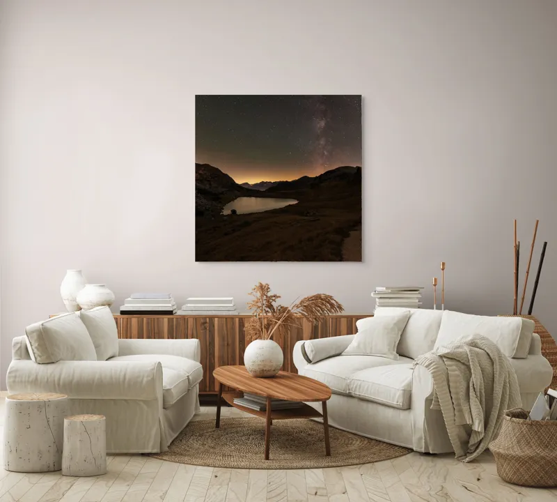 Peisaj Nocturn Majestic: Cer înstelat, munți și lac multicolor pe canvas, 100 x 100 cm – poza 3