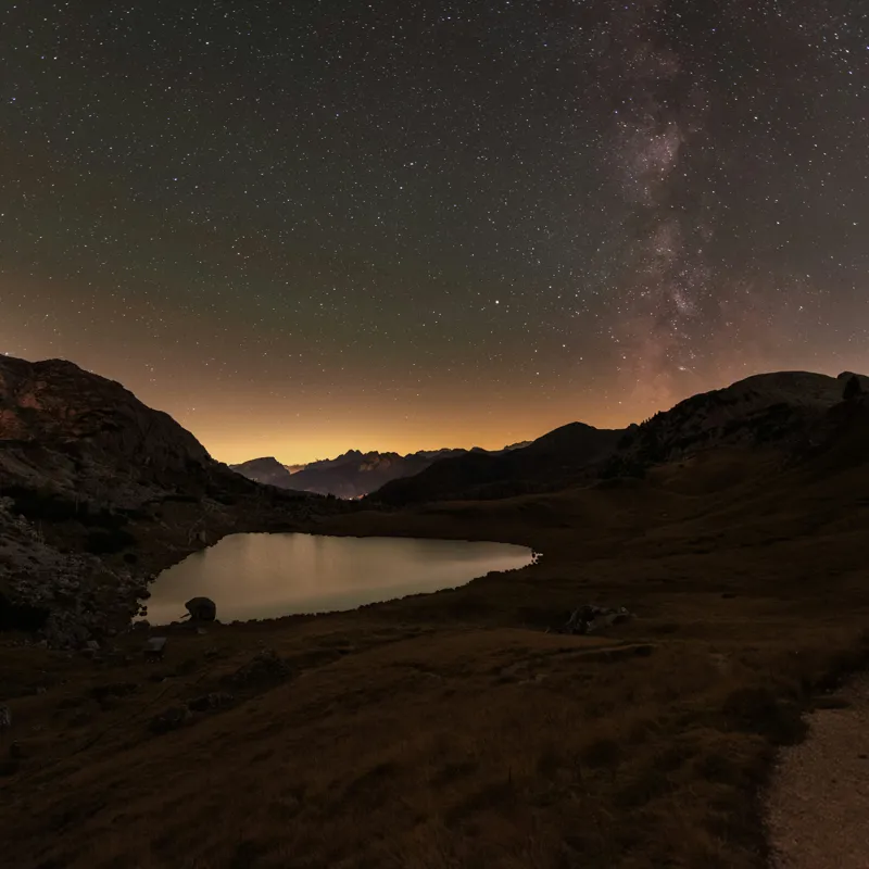Peisaj Nocturn Majestic: Cer înstelat, munți și lac multicolor pe canvas, 100 x 100 cm – poza 2