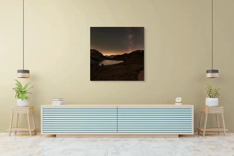 Peisaj Nocturn Majestic: Cer înstelat, munți și lac multicolor pe canvas, 100 x 100 cm – poza 5