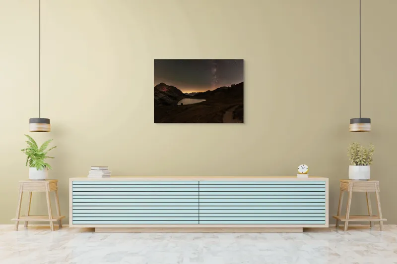 Peisaj Nocturn Majestic: Cer înstelat, munți și lac multicolor pe canvas, 100 x 70 cm – poza 4