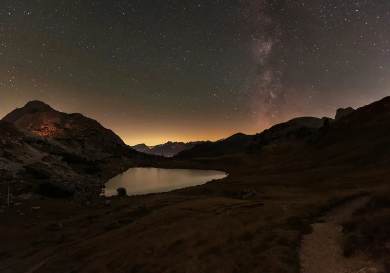 Peisaj Nocturn Majestic: Cer înstelat, munți și lac multicolor pe canvas, 100 x 70 cm – poza 2