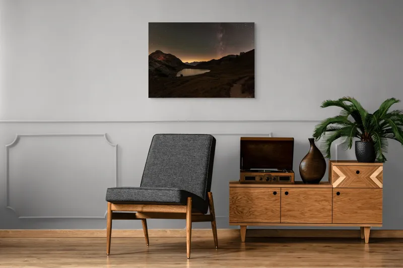 Peisaj Nocturn Majestic: Cer înstelat, munți și lac multicolor pe canvas, 100 x 70 cm – poza 8