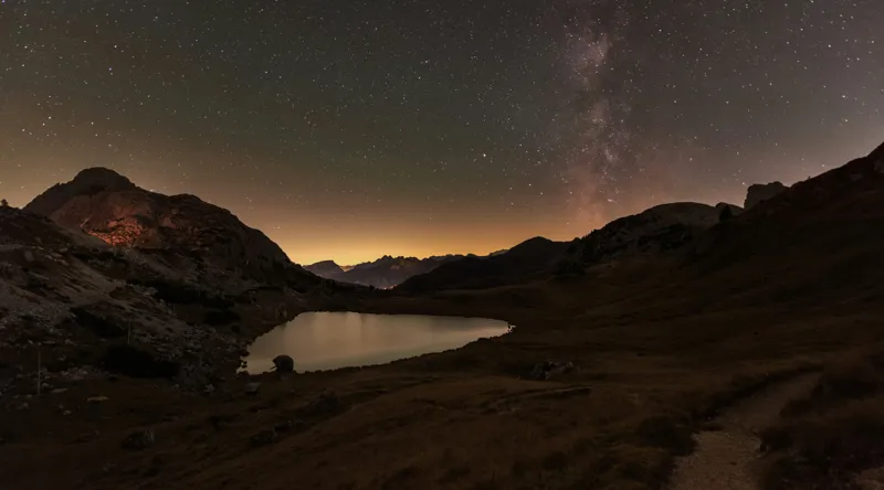 Peisaj Nocturn Majestic: Cer înstelat, munți și lac multicolor pe canvas, 90 x 50 cm – poza 2