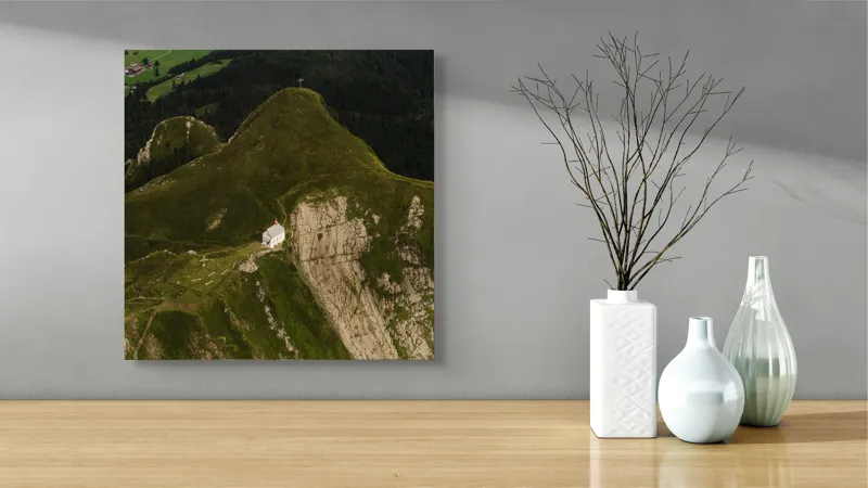 Tablou Canvas, Refugiu Solitar în Munții Verzi, 50 x 50 cm – poza 3