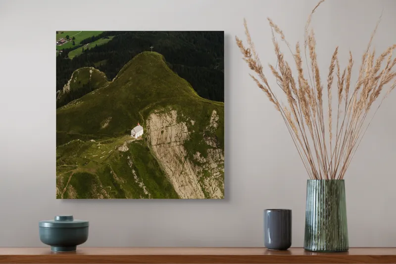 Tablou Canvas, Refugiu Solitar în Munții Verzi, 50 x 50 cm – poza 4