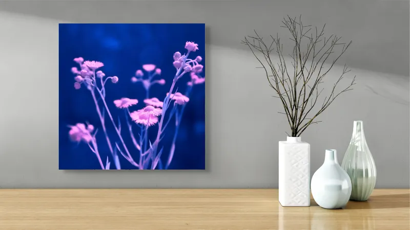 Tablou Canvas, "Flori în nuanțe de albastru și roz", Flori, Delicate, Albastru, Roz, Fragil, Senin, Misterios, Nocturn, Contrast, Viu, 50 x 50 cm – poza 3