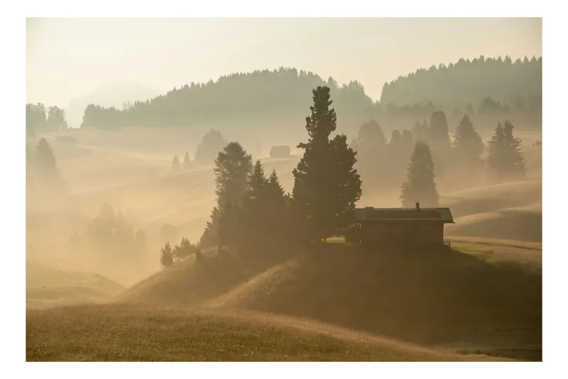 Tablou Canvas, "Dimineață învăluită de cețuri aurii", Cabană, Dealuri, Ceață, Răsărit, Pădure, Liniște, Natură, Peisaj, Umbre, Serenitate, 54 x 39 cm
