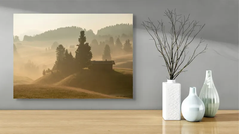 Tablou Canvas, "Dimineață învăluită de cețuri aurii", Cabană, Dealuri, Ceață, Răsărit, Pădure, Liniște, Natură, Peisaj, Umbre, Serenitate, 70 x 50 cm – poza 3